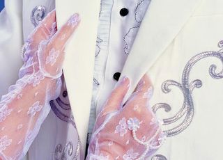 新娘帮新郎整理衣服免抠