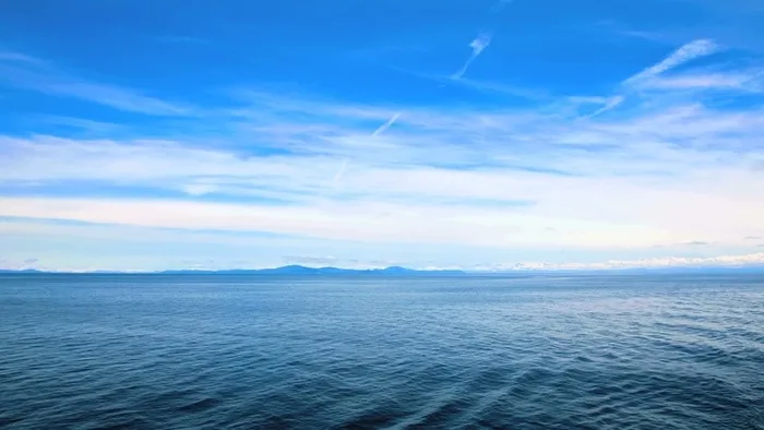 大海和天空连成一条线高清