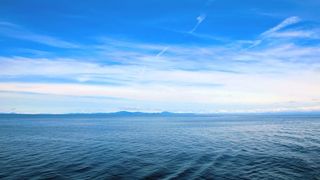 大海和天空连成一条线高清