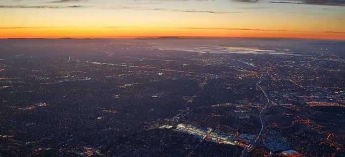 大气天空下的城市背景banner高清