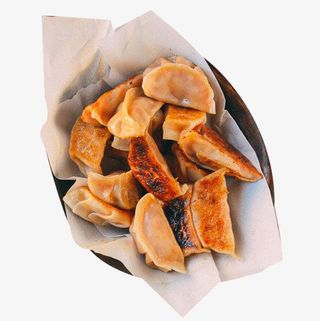 吸油纸上的锅贴素材免抠