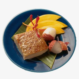 圆形盘子里精美的椰子冻摆盘免抠