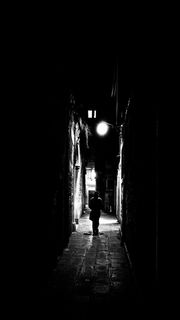 黑暗的房子里面白色灯光免抠