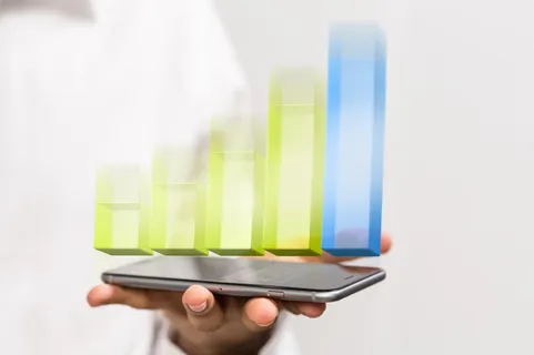 悬浮在手机上方的统计图表高清