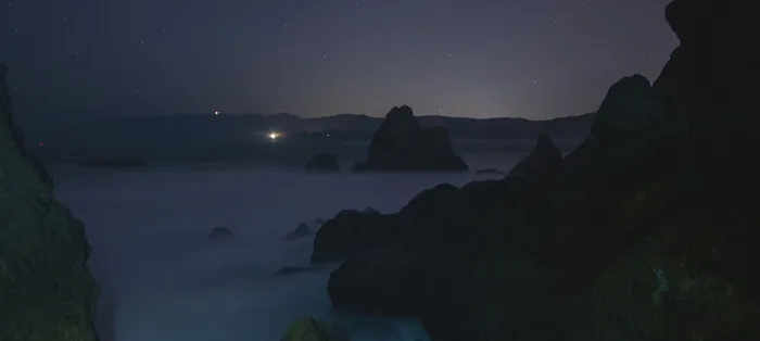 夜晚海浪下的一束光背景装饰高清