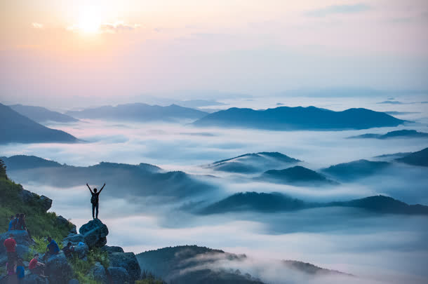 云海举起双手的人物免抠