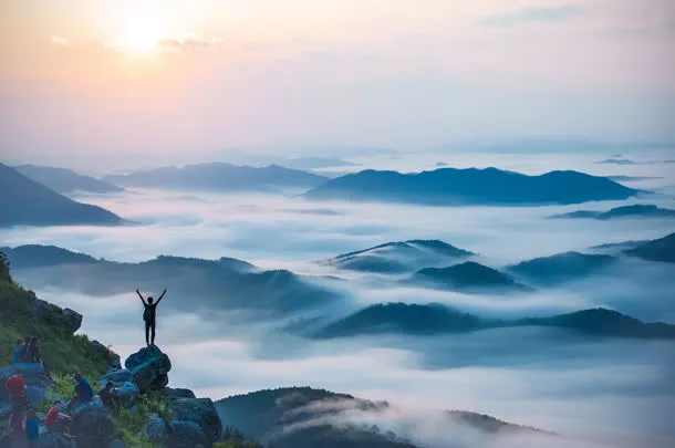 云海举起双手的人物免抠