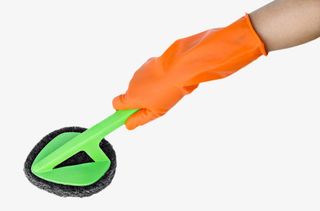 戴着橙色手套拿着绿色毛刷免抠