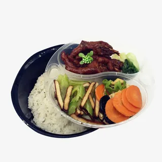 圆形餐盒里的快餐素材免抠