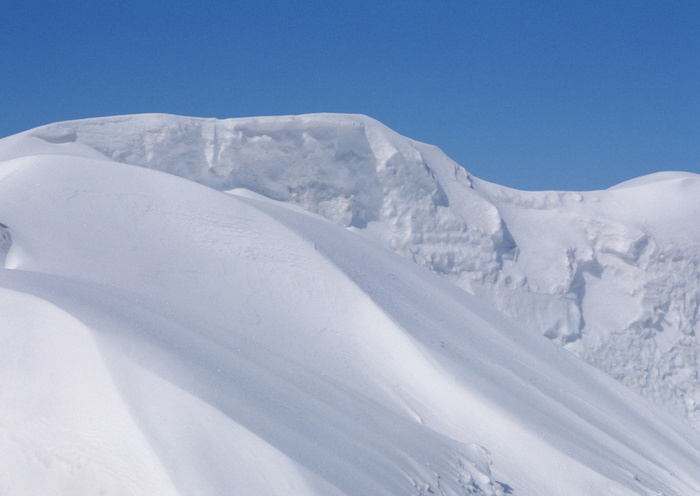 冬天雪山丘美景图高清