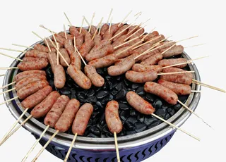 签子手工石烤肠大图免抠