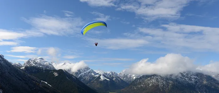 浪漫跳伞飞翔背景高清