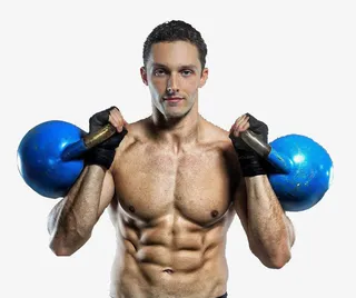 健身教练手拿蓝色壶铃免抠