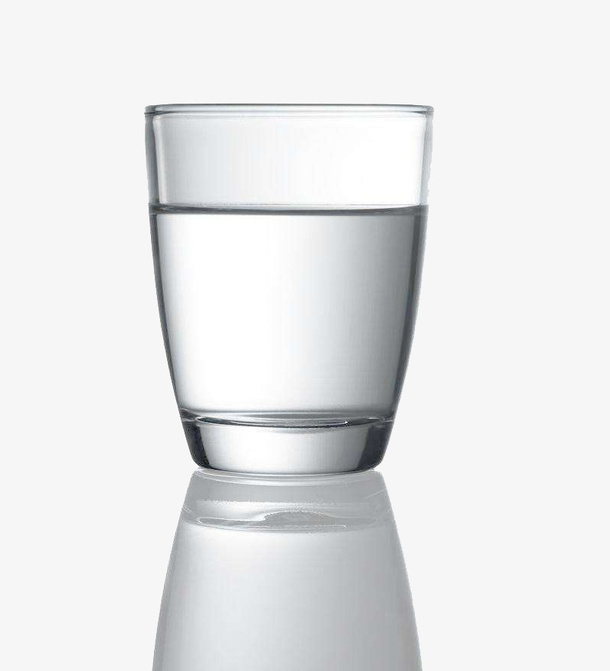 一只装有热水的玻璃杯免抠
