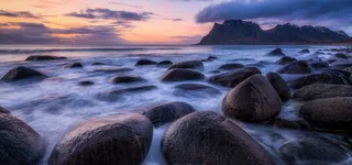 海边礁石背景图高清