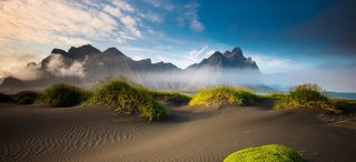 蓝天高山沙漠海报背景图高清