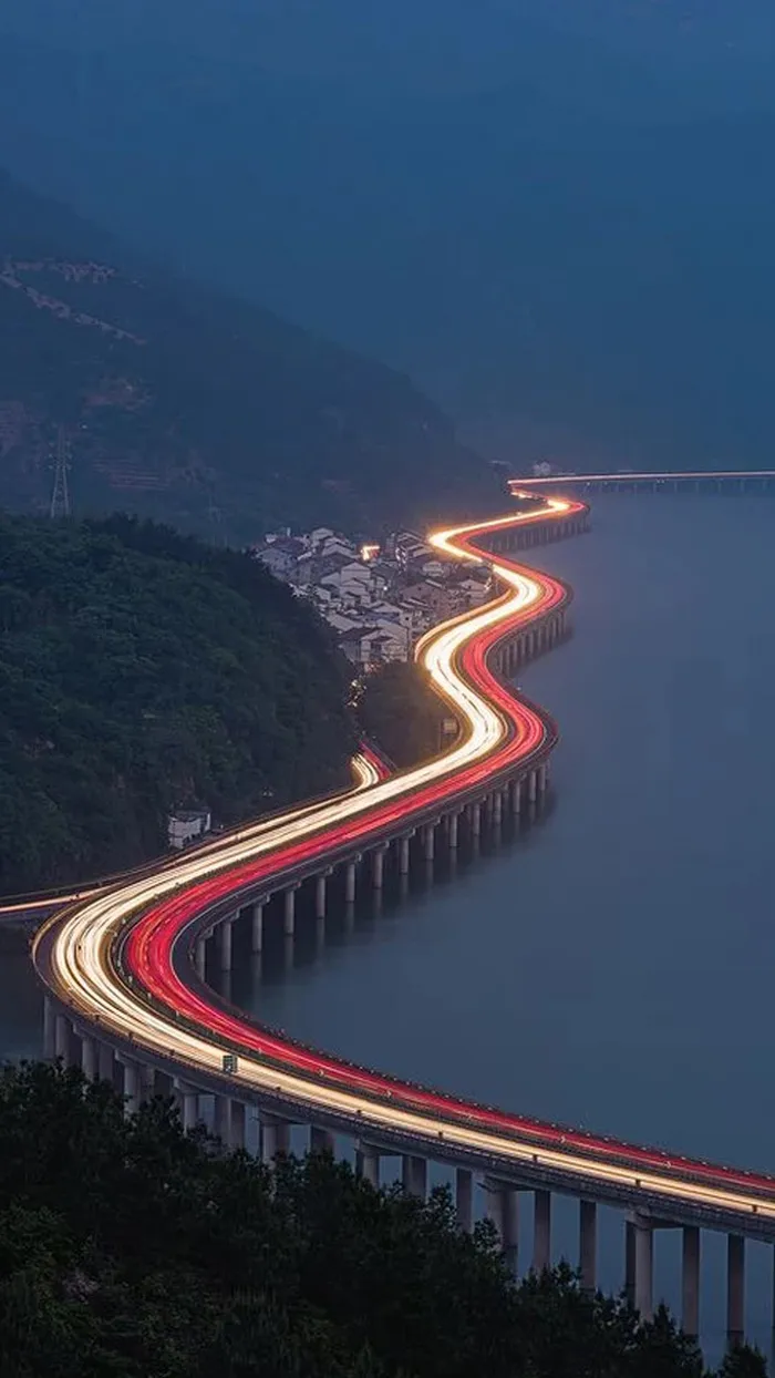蓝色唯美公路H5背景高清