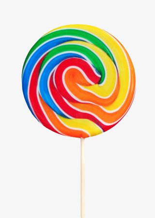 红绿黄彩色圆形的竹签长柄波板糖免抠