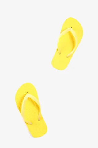 黄色不易吸水的耐磨海边沙滩鞋实免抠