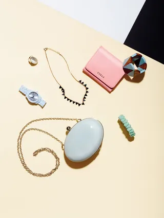 黄色背景前的各种首饰