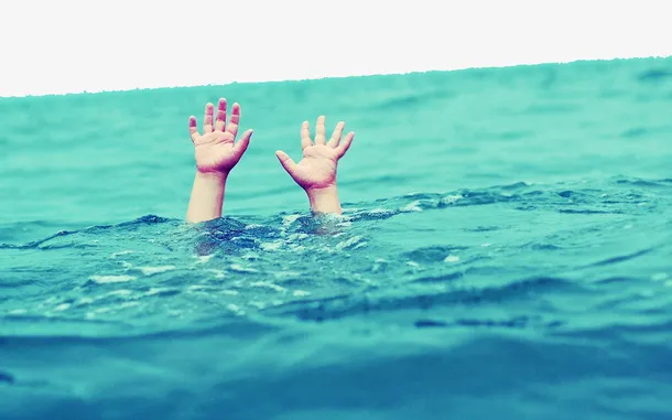 海边溺水呼救的人免抠