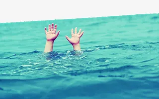 海边溺水呼救的人免抠