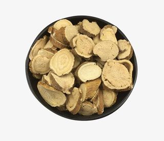 碟子里的苦参片中药片素材免抠