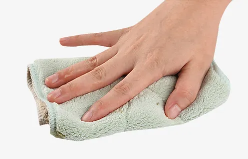 手拿抹布擦拭免抠