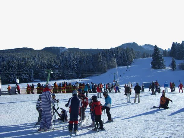 山脚下的滑雪场免抠