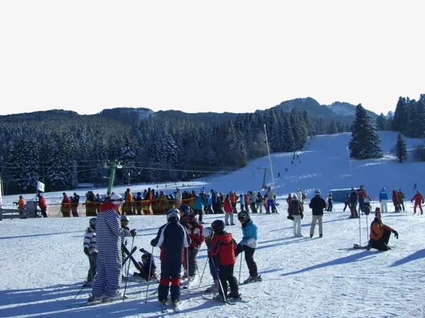 山脚下的滑雪场免抠