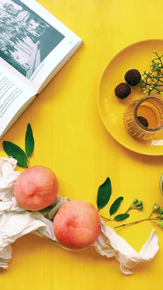 杂志杯子碟子黄色底纹免抠