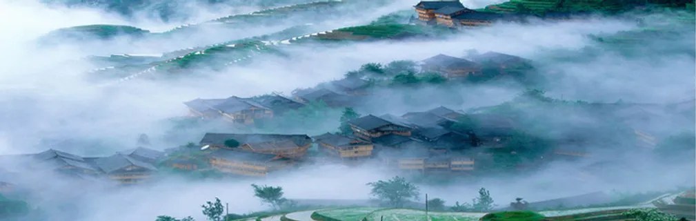 云雾古城山坡梯田摄影高清