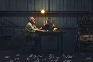灯光下的老人摄影免抠