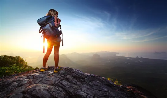 黄昏美景登山攀登的人物背景高清 黄昏美景登山攀登的人物背景高清