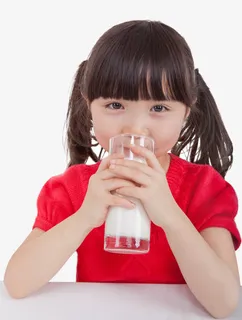 喝牛奶的小孩免抠