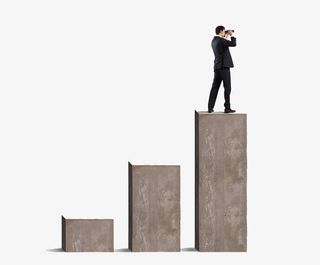 站在高处眺望的人免抠