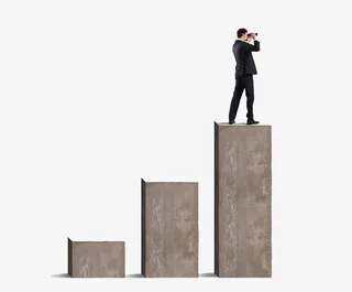 站在高处眺望的人免抠