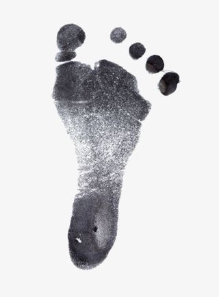 黑色带白色斑点的脚印素材免抠