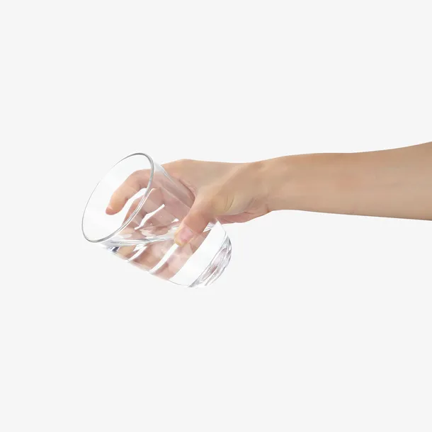 产品实物手拿水杯免抠