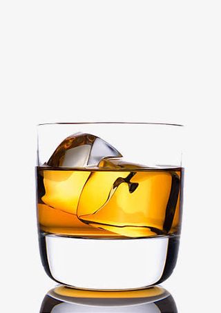 洋酒加冰块免抠