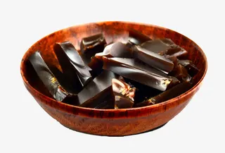 木碗里的阿胶块免抠