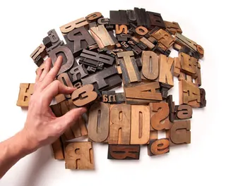 手和一堆立体字母背景