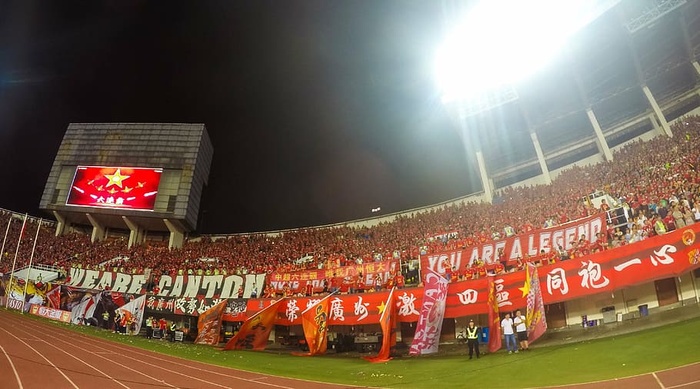 田径场，满座，人，晚上，人群，场地，夜间