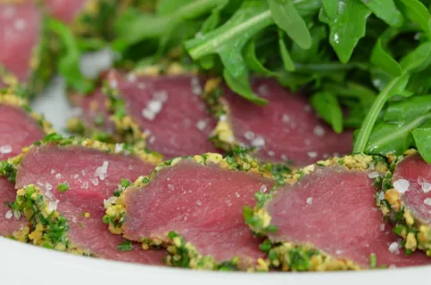 牛肉、火箭、开胃菜、卡巴乔、食品、新鲜度、蔬菜、肉 牛肉、火箭、开胃菜、卡巴乔、食品、新鲜度、蔬菜、肉