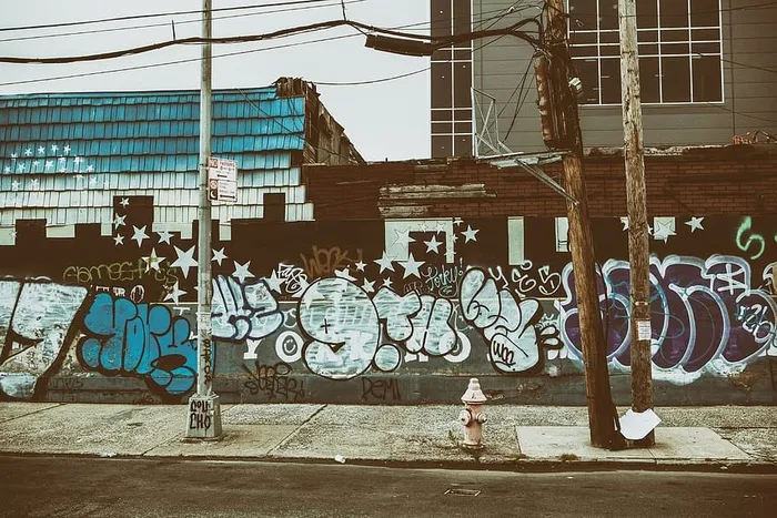 纽约市布鲁克林威廉斯堡涂鸦街道的广角照片