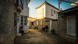 房屋、建筑物、街道、城市、阳台、胡同、小巷、道路之间的通道