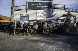 黄刀公园前有手推车的午夜太阳画廊