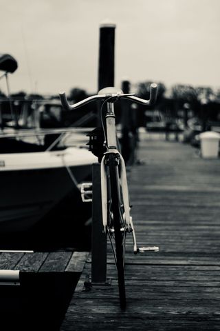 美国，东莫里奇，哈茨湾诱饵和钓具，夏天，水，船，独自，黑暗