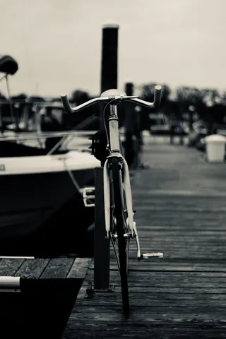 美国，东莫里奇，哈茨湾诱饵和钓具，夏天，水，船，独自，黑暗