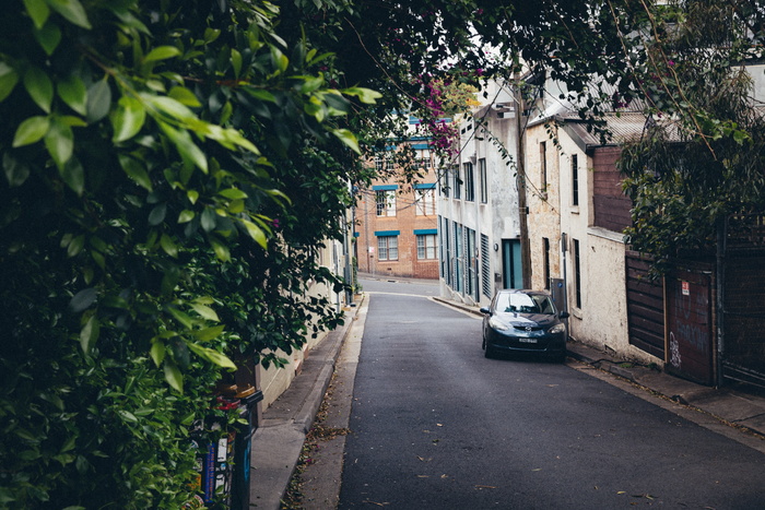 停在建筑物之间道路上的黑色车辆